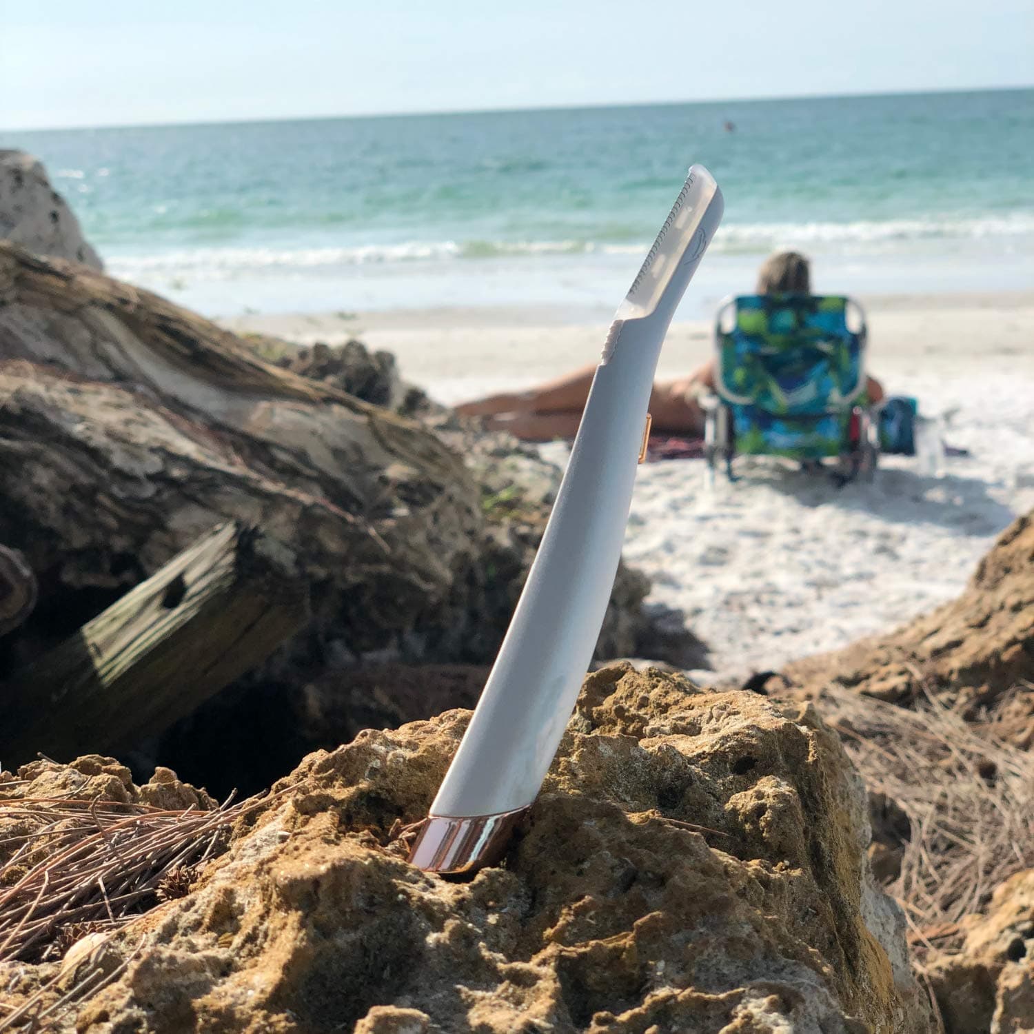 Dermaplaning Lighted Exfoliator Tool | Non-Vibrating and Includes Six Replacement Dermaplaning Blades