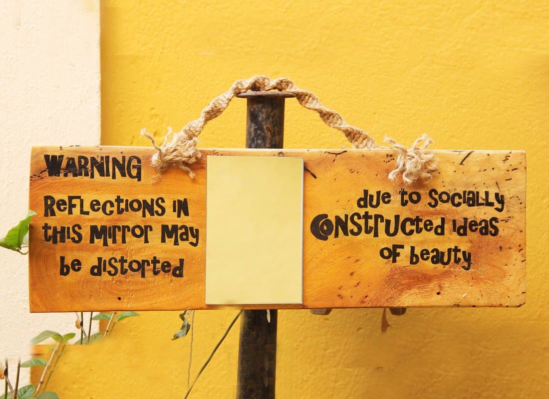 Craftedindia Decorative Hanger with A Mirror and Macrame Cord