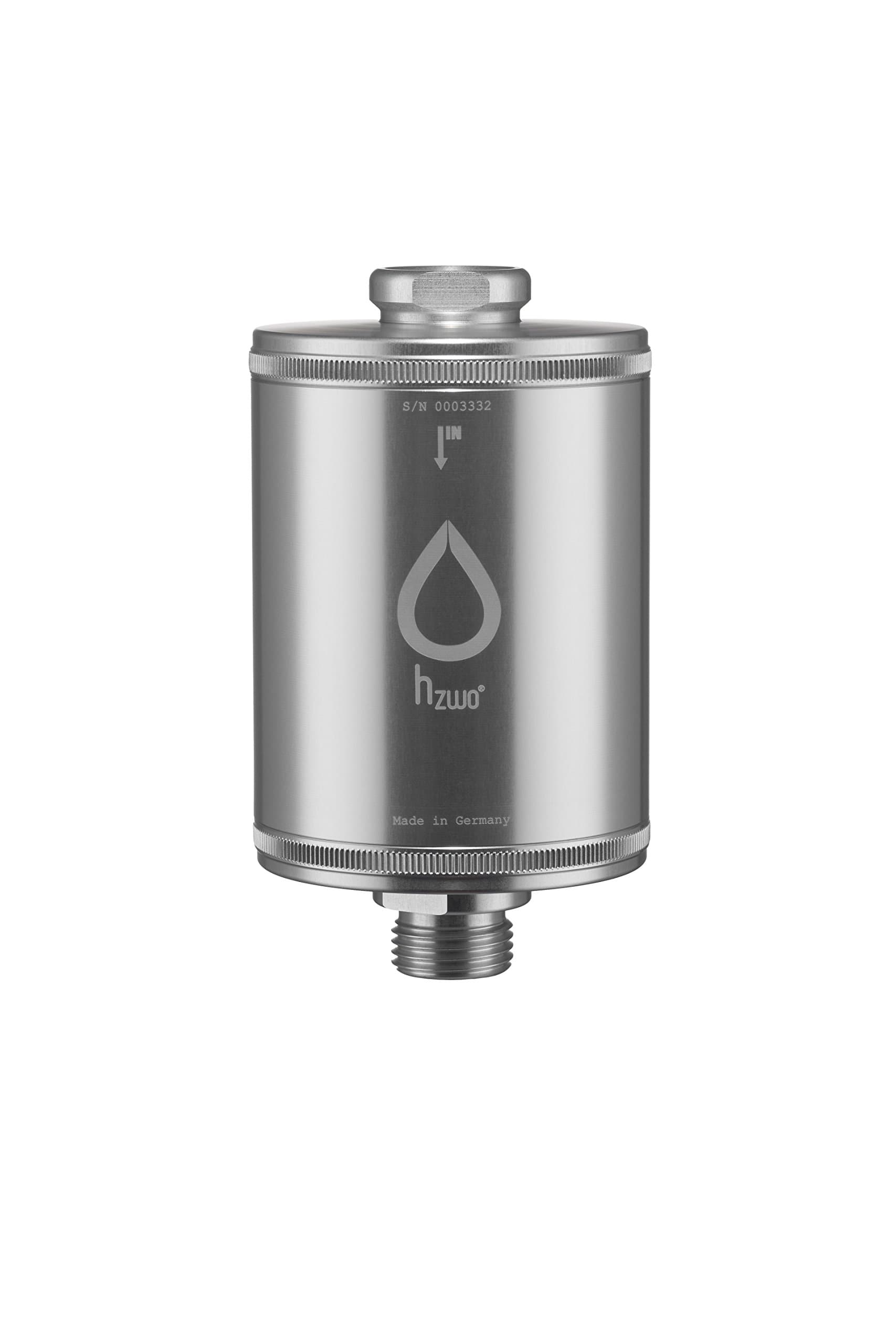 Shower Filter Hzwo Standard S - silver plus 2 replacement cartridges. White extra:Healthy skin and hair instead of skin irritations and itching. Simply screw the shower water filter in your shower or bath. Reduces chlorine and pollutants. Durable metal design. Made in Germany. Multi-stage KDF replacement filter cartridge.