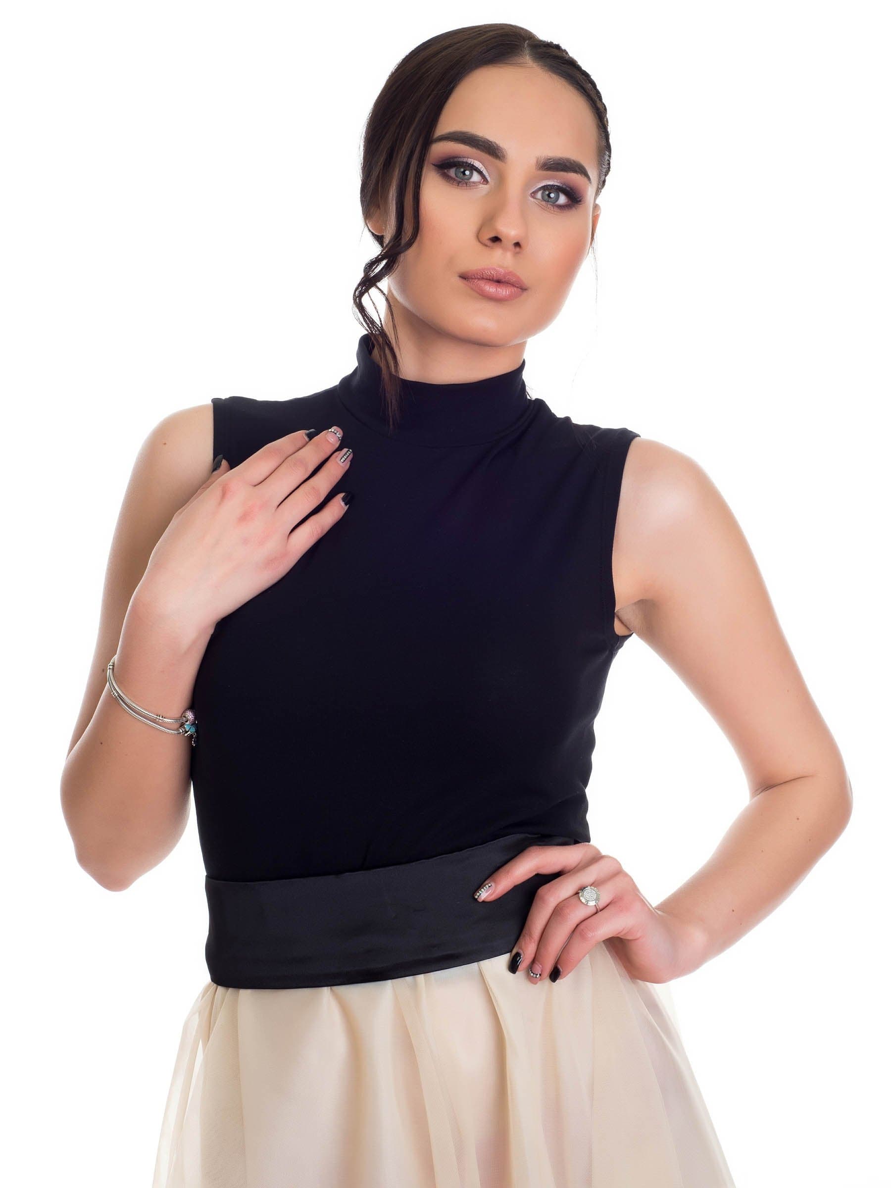 Evoni Sleeveless shirt with half collar