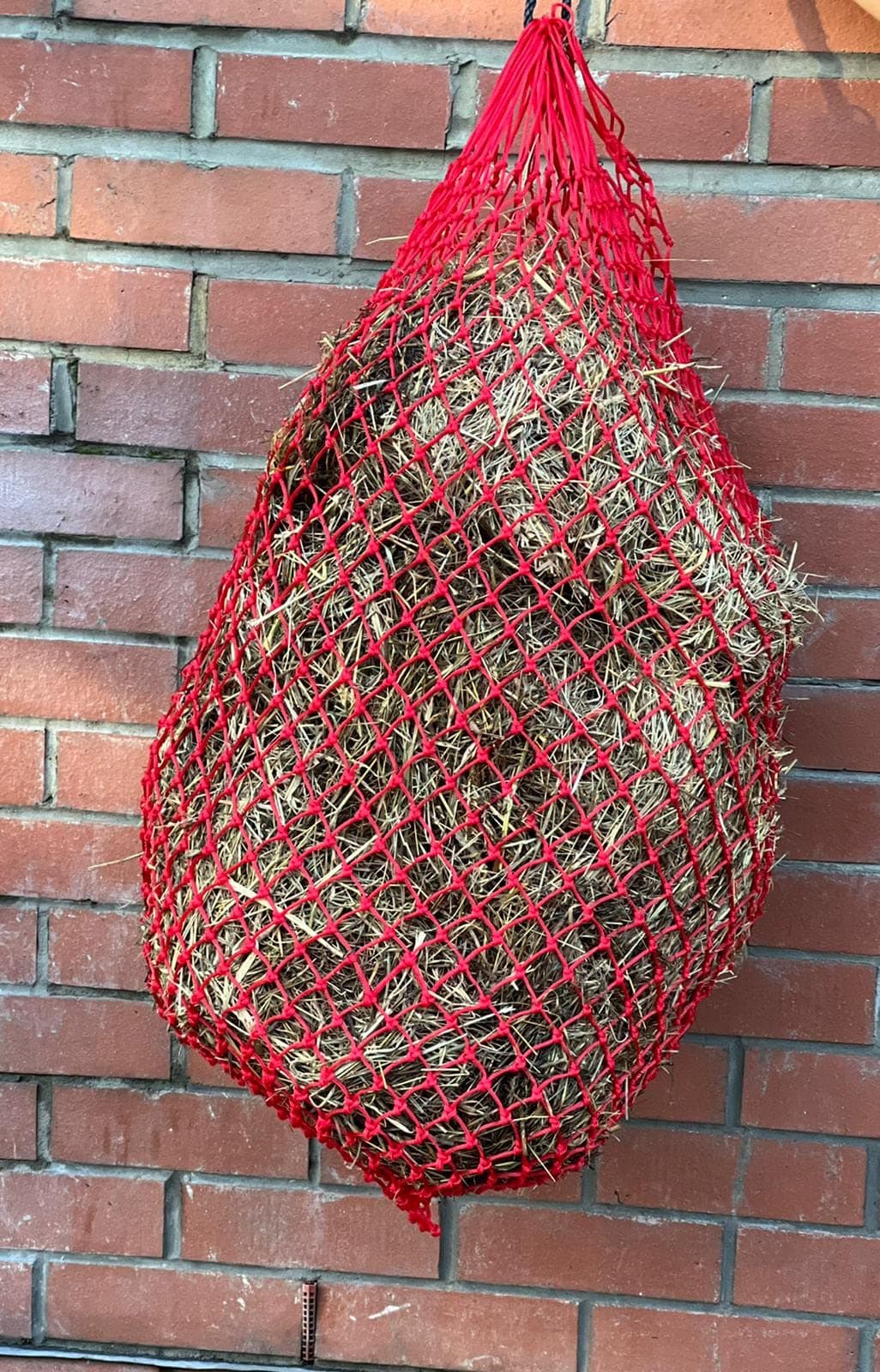 LARGE SLOW FEED HAY NET GREEDY FEEDER WITH 3 CM OPENING EXTRA SMALL HOLES 42" RED
