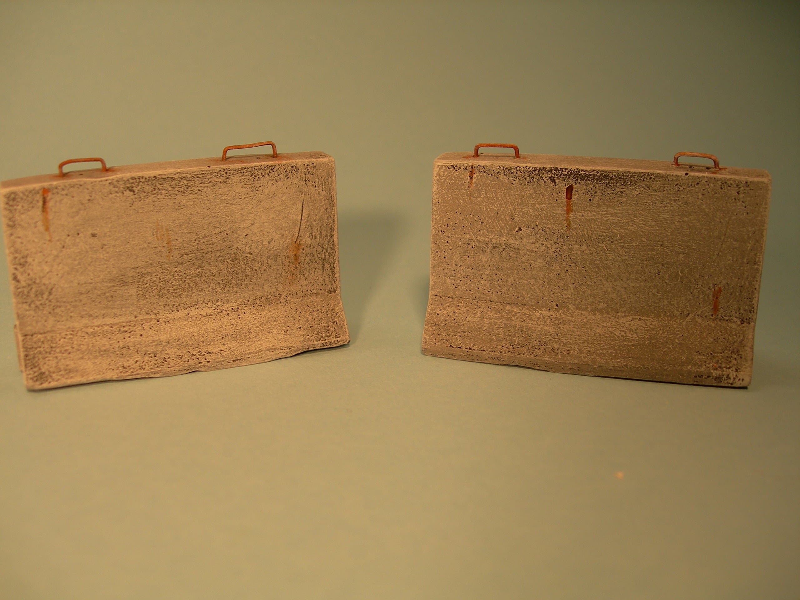 1/35 Scale - Large concrete Jersey barriers (4pce)